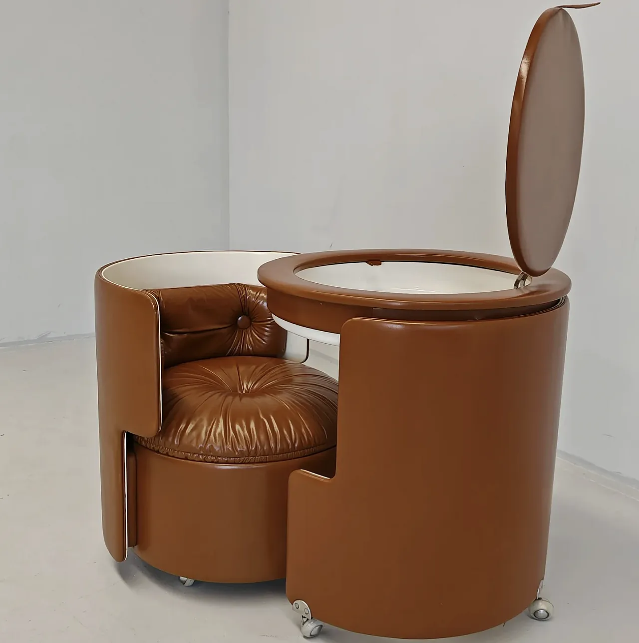 Dilly Dally leather vanity by Luigi Massoni for Poltrona Frau, 1970s 5